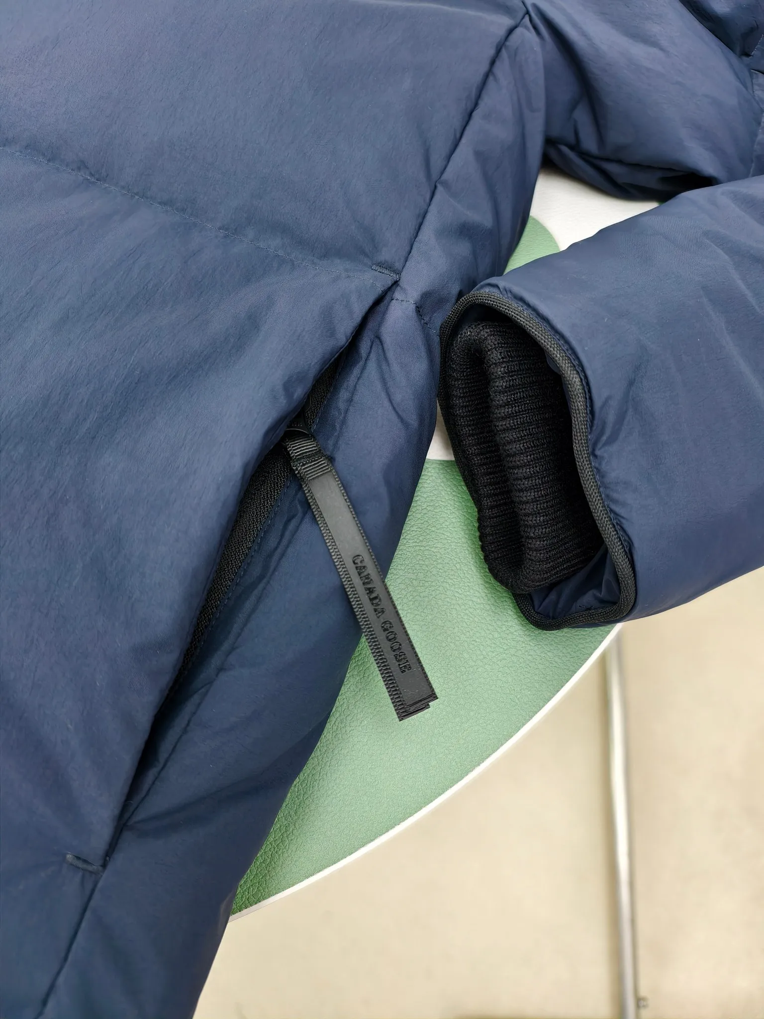 Style number: Y 172 2802M (high version) Canada gooes Canada goose Lawrence down jacket Lawrence down jacket provides basic protection for daily adventures. Delicately soft fabric, this is a water-repellent fabric that is soft to the touch yet durable. Filled with extremely fluffy white duck down. This piece has a quilted body and structured down. Padded collar and reflective double-stripe grip tape. Extended hem and tucked-in inner rib-knit cuffs. ⚠️The actual color of the desert color is darker, consistent with the color on the official website Color: Black Black Label Black Red Label Desert Color Ocean Blue Size: XS-2XL